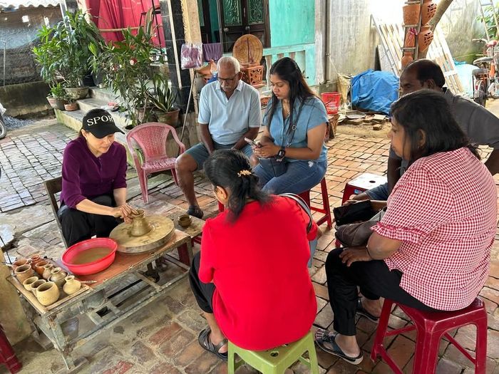 Du khách nước ngoài trải nghiệm làm gốm và tìm hiểu văn hóa bản địa. Ảnh: HOÀNG LINH