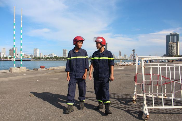 Lực lượng chức năng tuần tra giám sát khu vực bãi bắn trước giờ khai màn lễ hội. Ảnh: QUỐC CƯỜNG