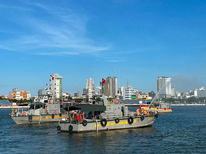 Ban Chỉ huy Bộ đội Biên phòng thành phố bố trí lực lượng bảo đảm an ninh, an toàn lễ hội pháo hoa. Ảnh: BÁ VĨNH
