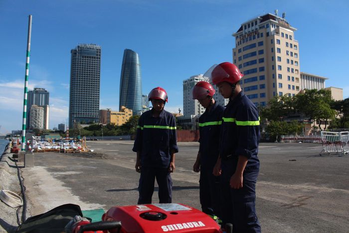 Lực lượng cảnh sát phòng cháy chữa cháy và cứu nạn cứu hộ túc trực tại khu vực bãi bắn chính. Ảnh: QUỐC CƯỜNG