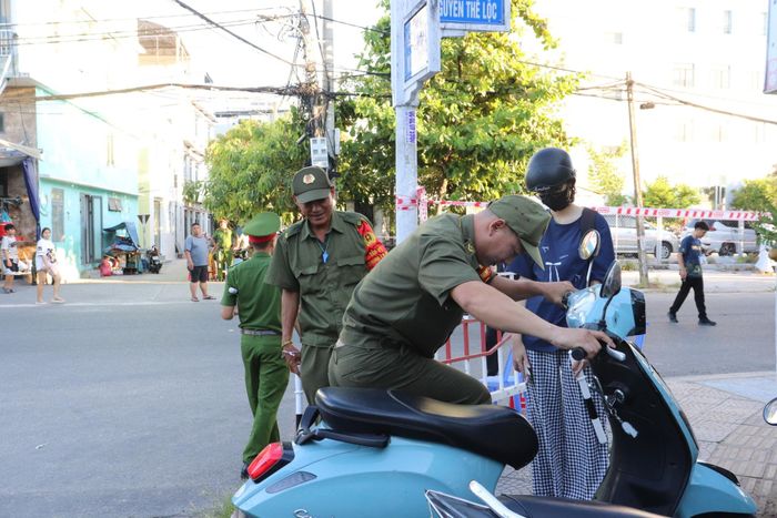 Các lực lượng phối hợp hỗ trợ người dân gặp khó khăn trên đường. Ảnh: KHÁNH NGÂN
