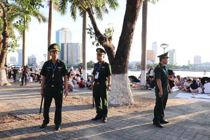 Lực lượng chức năng có mặt từ sớm để hỗ trợ, hướng dẫn người dân. Ảnh: KHÁNH NGÂN