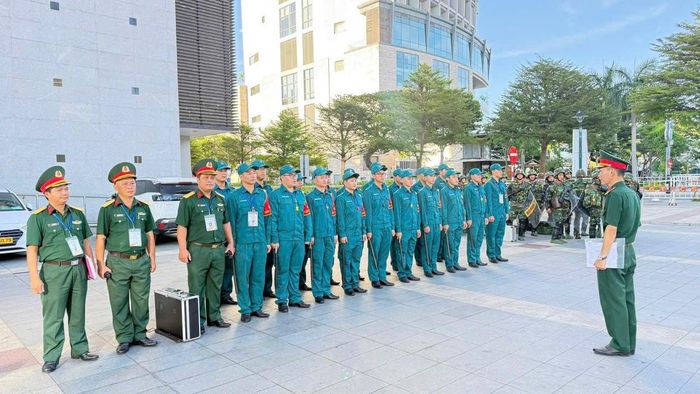 Cán bộ, chiến sĩ Ban Chỉ huy Quân sự phường Hải Châu ra quân bảo vệ DIFF. Ảnh: HC