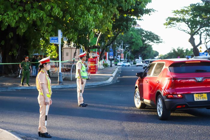 Cảnh sát giao thông làm nhiệm vụ điều hòa giao thông tại tuyến đường Bạch Đằng. Ảnh: NGỌC PHÚ