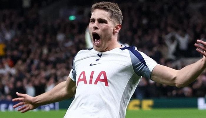 Micky van de Ven được Liverpool săn đón.