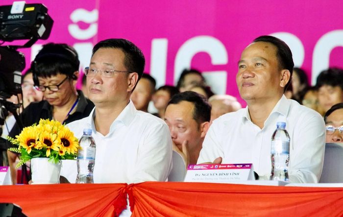 Bí thư Thành ủy Lê Ngọc Quang (bên trái) và Phó Bí thư Thường trực Thành ủy Nguyễn Đình Vĩnh dự lễ khai mạc DIFF 2026. Ảnh: Ban tổ chức