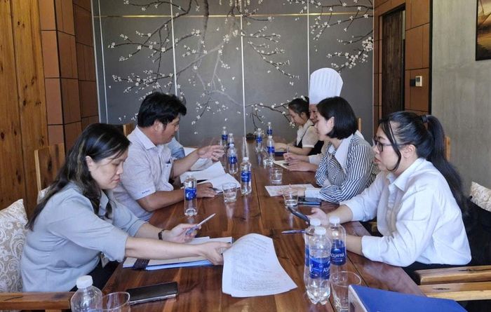 Đoàn công tác Chi cục An toàn thực phẩm thành phố Đà Nẵng kiểm tra an toàn thực phẩm dịp Lễ hội Pháo hoa quốc tế Đà Nẵng 2026. Ảnh: NGỌC HÀ