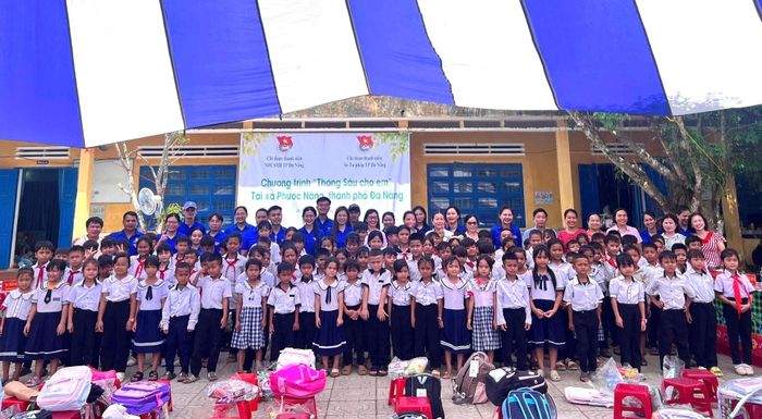 Các em học sinh Trường Tiểu học và THCS Phước Năng cùng hai chi đoàn trước giờ trao quà. Ảnh: MINH LÊ