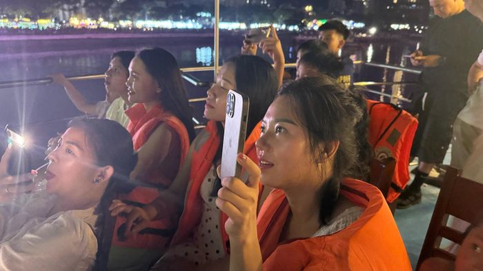 Du khách mãn nhãn với màn trình diễn pháo hoa trên tàu du lịch. Ảnh: ANH QUÂN