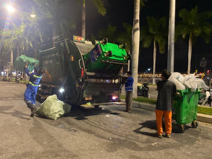 Đến 23 giờ, hầu hết rác đã được thu gom sạch sẽ vận chuyển về nhà máy xử lý. Ảnh: VĨNH LỘC