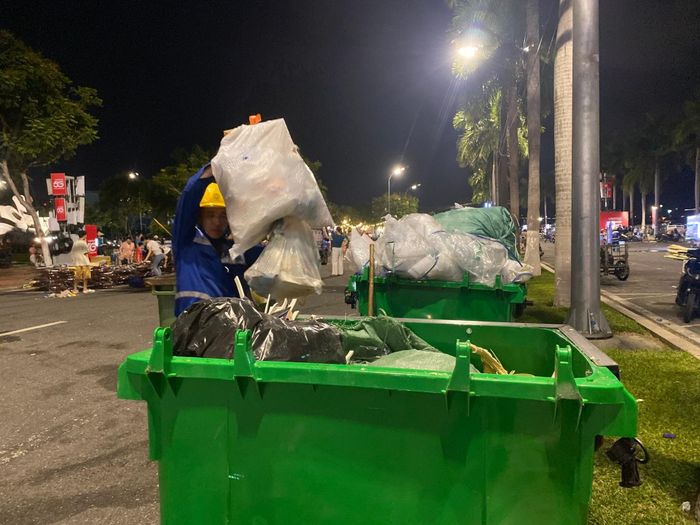 Rác được công nhân thu gom tập kết chờ chuyển đi. Ảnh: VĨNH LỘC