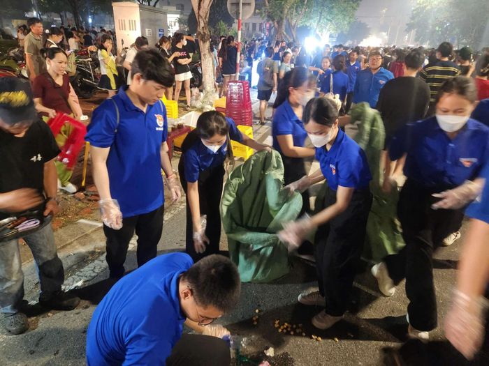 Sự nhiệt tình, năng nổ của các đoàn viên thanh niên giúp các tuyến đường trở nên sạch đẹp hơn. Ảnh: KHÁNH HUYỀN