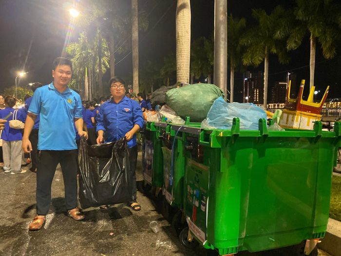 Lực lượng đoàn viên thanh niên tham gia dọn dẹp vệ sinh sau lễ. Ảnh: VĨNH LỘC