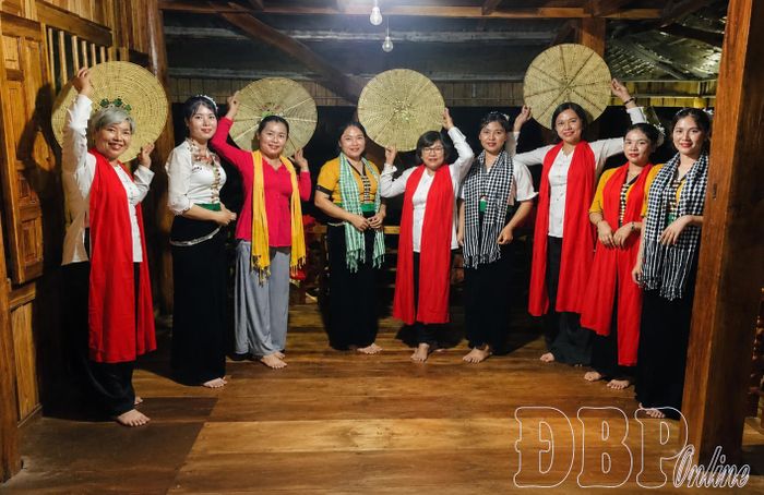 Du khách trải nghiệm văn hóa truyền thống, chụp ảnh lưu niệm cùng người dân bản Nà Sự.