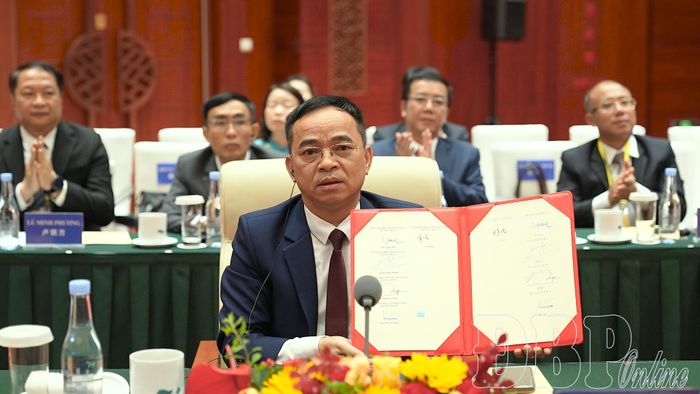 Phó Chủ tịch UBND tỉnh Nguyễn Văn Đoạt ký biên bản phiên họp.
