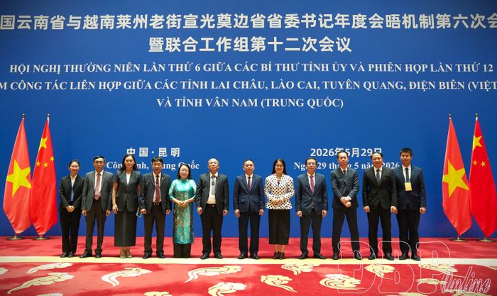 Đoàn đại biểu tỉnh Điện Biên chụp ảnh lưu niệm.