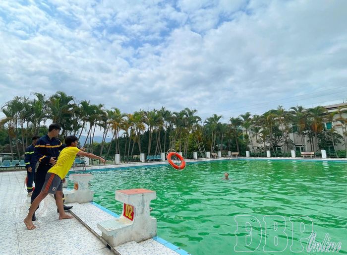 Học sinh thực hành kỹ năng cứu hộ người bị đuối nước.