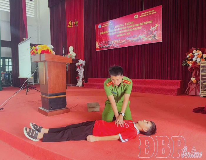 Cán bộ Phòng Cảnh sát PCCC và CNCH hướng dẫn học sinh xã Na Sang kỹ năng sơ cấp cứu khi gặp tai nạn đuối nước.