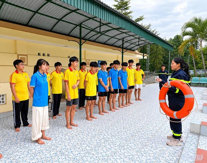 Học sinh Trường Phổ thông Dân tộc nội trú tỉnh được hướng dẫn kỹ năng phòng, chống đuối nước.