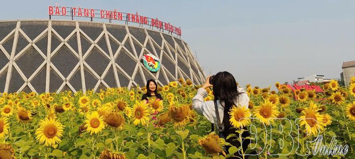 Bảo tàng Chiến thắng Điện Biên Phủ là địa điểm nhiều bạn trẻ lựa chọn lưu lại những khoảnh khắc ý nghĩa trong hành trình tìm hiểu, khám phá vùng đất lịch sử Điện Biên. Ảnh: Bảo Ngọc