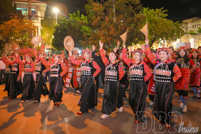 Sắc màu rực rỡ trang phục dân tộc Hà Nhì trong đêm Carnaval đường phố lần đầu tiên được tổ chức tại Điện Biên. Ảnh: An Chi
