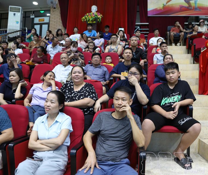 Đông đảo khán giả đến xem cổ vũ các đội thi đấu.