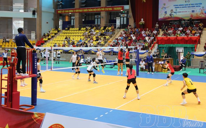 Trận thi đấu giữa đội nữ Thái Nguyên gặp Vĩnh Long.