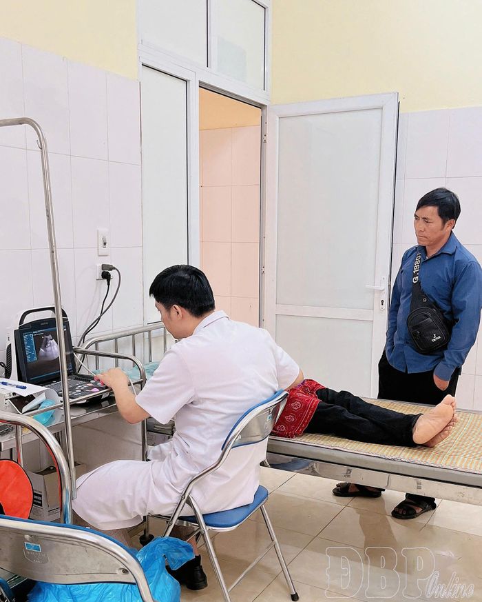 Thực hiện siêu âm cho người dân tại xã Mường Toong.