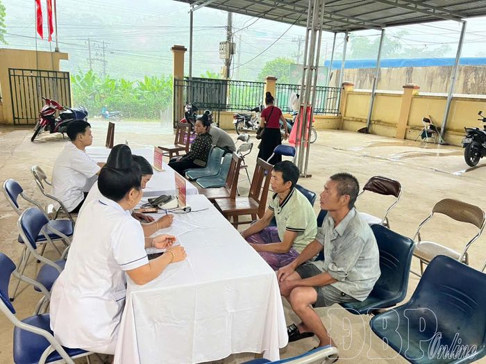 Các y, bác sĩ khám, tư vấn sức khỏe cho người dân xã Mường Mùn.