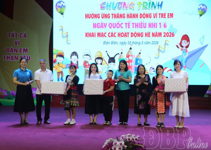 Đại diện lãnh đạo các ban, sở, ngành trao quà cho Cơ sở Bảo trợ xã hội tỉnh, Trung tâm Hỗ trợ phát triển giáo dục hòa nhập tỉnh và Làng trẻ em SOS Điện Biên Phủ.