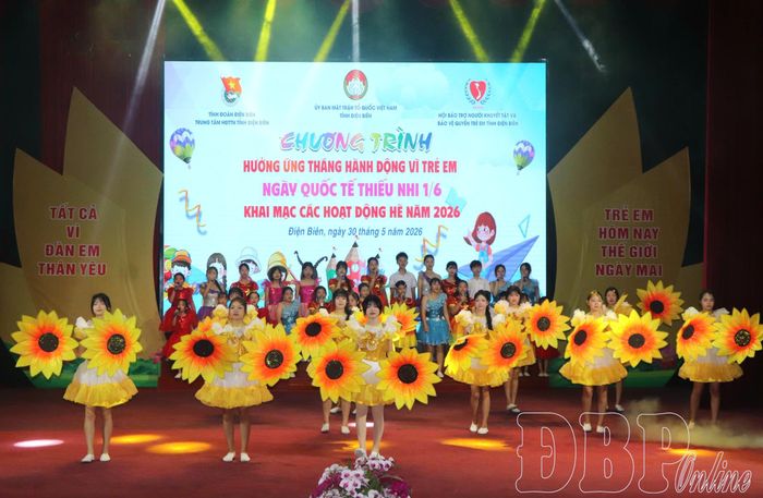 Tiết mục văn nghệ chào mừng do Đội nghệ thuật Trung tâm Hoạt động Thanh thiếu nhi tỉnh biểu diễn.