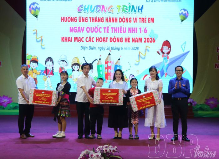 Đại diện lãnh đạo các ban, sở, ngành trao quà cho Cơ sở Bảo trợ xã hội tỉnh, Trung tâm Hỗ trợ phát triển giáo dục hòa nhập tỉnh và Làng trẻ em SOS Điện Biên Phủ.