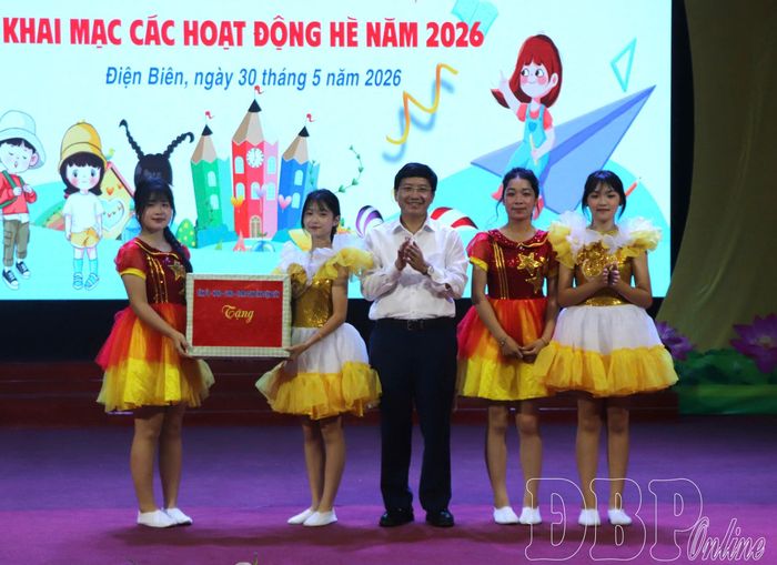 Phó Bí thư Tỉnh ủy, Chủ tịch Ủy ban MTTQ Việt Nam tỉnh Mùa A Vảng trao quà cho các em thiếu nhi.