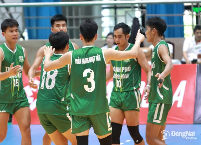 Các cầu thủ đội bóng chuyền Thành phố Đồng Nai ăn mừng khi ghi điểm. Ảnh: ĐVCC