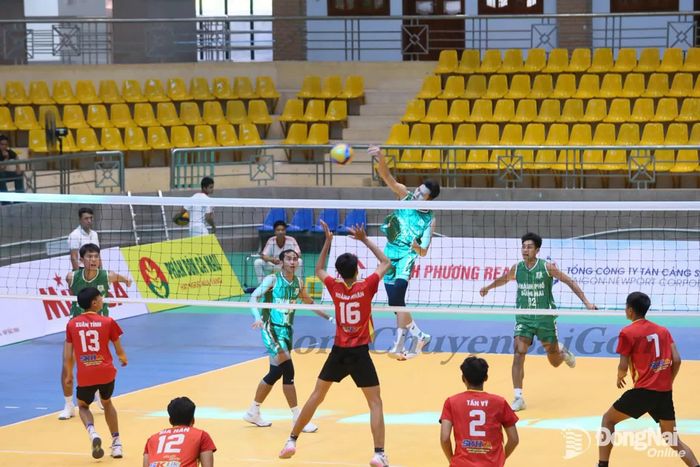 Thành phố Đồng Nai (áo xanh) đánh bại SKH Life Khánh Hòa tỷ số 3-0 trong trận đấu cuối vòng bảng. Ảnh: BongchuyenSaigon