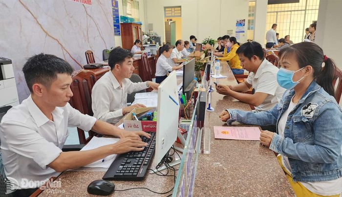 Người dân giải quyết thủ tục hành chính tại Trung tâm Phục vụ hành chính công phường Chơn Thành.