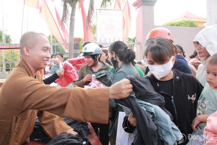 Đại đức Thích Thiện Huy, Phó Chánh Văn phòng Ban Trị sự Giáo hội Phật giáo thành phố tặng quà cho người nghèo tại xã Bù Gia Mập.