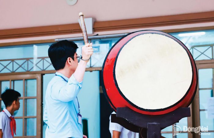 Đánh trống báo hiệu tính thời gian làm bài thi.