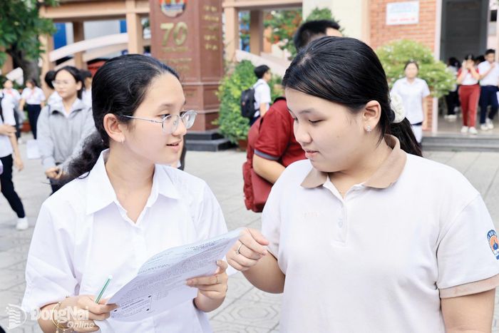 Thí sinh thảo luận đề thi môn Tiếng Anh sau khi kết thúc môn thi.