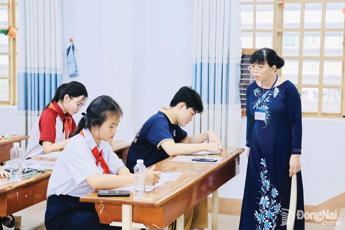 Giám thị tại điểm thi Trường THPT Ngô Quyền giám sát chặt chẽ thí sinh trước khi phát đề thi.