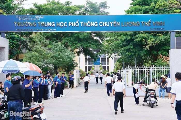 Thí sinh đến điểm thi Trường THPT chuyên Lương Thế Vinh trong sáng 28-5.