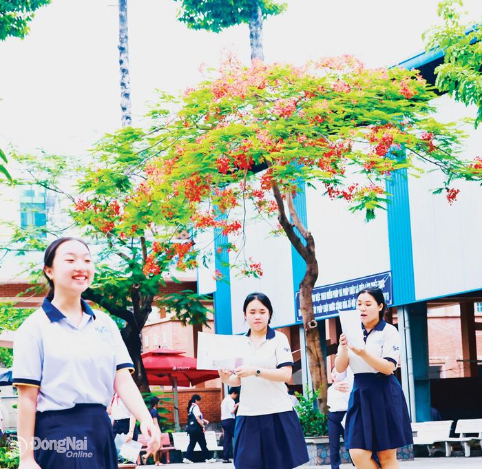 Thí sinh vui vẻ vì làm được bài sau khi kết thúc ngày thi đầu tiên.