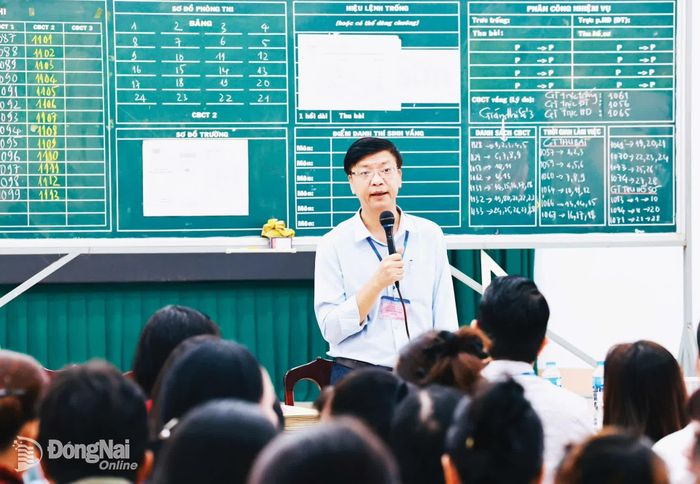 Trưởng điểm thi quán triệt quy chế coi thi cho giám thị tại Trường THPT Ngô Quyền.
