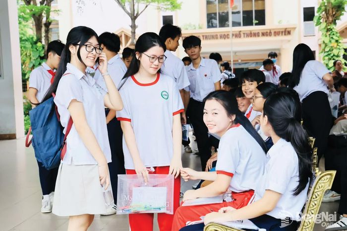 Thí sinh động viên nhau trước khi vào phòng thi.
