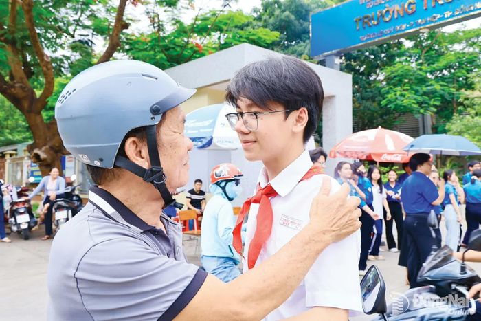 Thí sinh được ông nội động viên trước khi vào phòng thi tại Trường THPT chuyên Lương Thế Vinh.