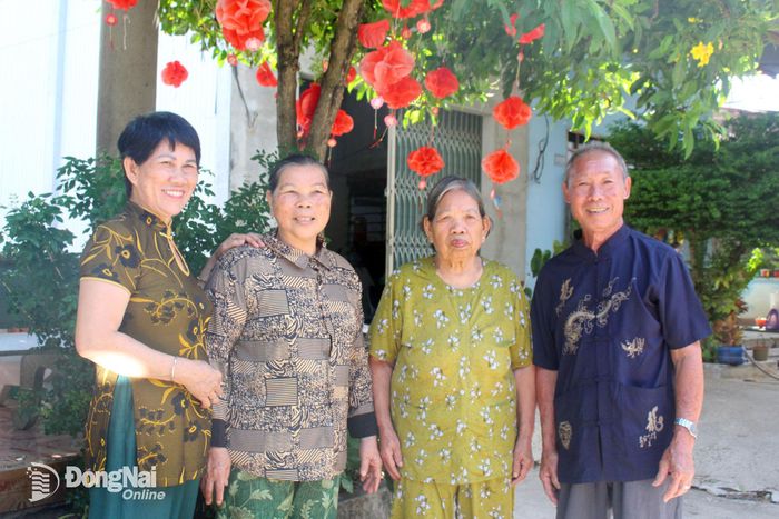 Đồng bào dân tộc Hoa ở tổ 2, ấp Phú Thành, xã Phú Lâm. Ảnh: Đoàn Phú