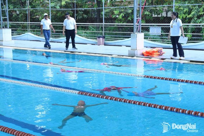 Các vận động viên tham gia phần thi nội dung con sứa nhóm 6-9 tuổi. Ảnh: Huy Anh