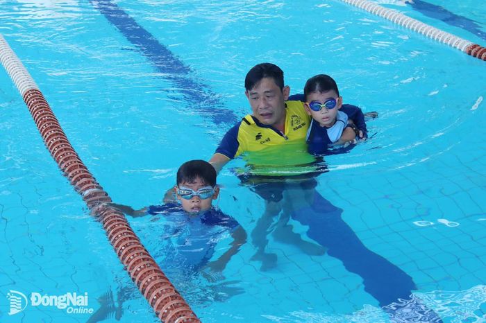Trọng tài đưa các vận động viên đã hoàn thành phần thi lên khỏi hồ. Ảnh: Huy Anh