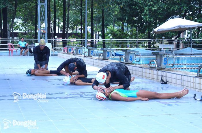 Giới thiệu một số phương pháp kỹ thuật cứu đuối. Ảnh: Huy Anh