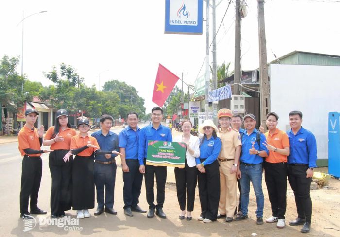 Thành đoàn, Hội Liên hiệp thanh niên thành phố, Đoàn phường Trấn Biên trao tặng công trình thanh niên tại xã Bù Gia Mập. Ảnh: Nga Sơn